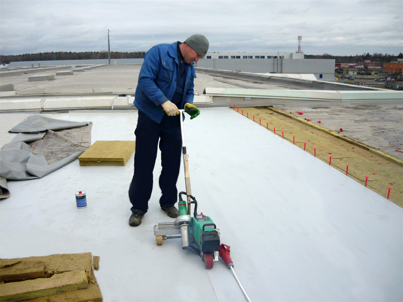 Plytelių klojimas gamybos salėje