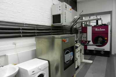 Компанией «Инт-Экст» выполнены отделка и монтаж оборудования химчистки Laska Pressing.